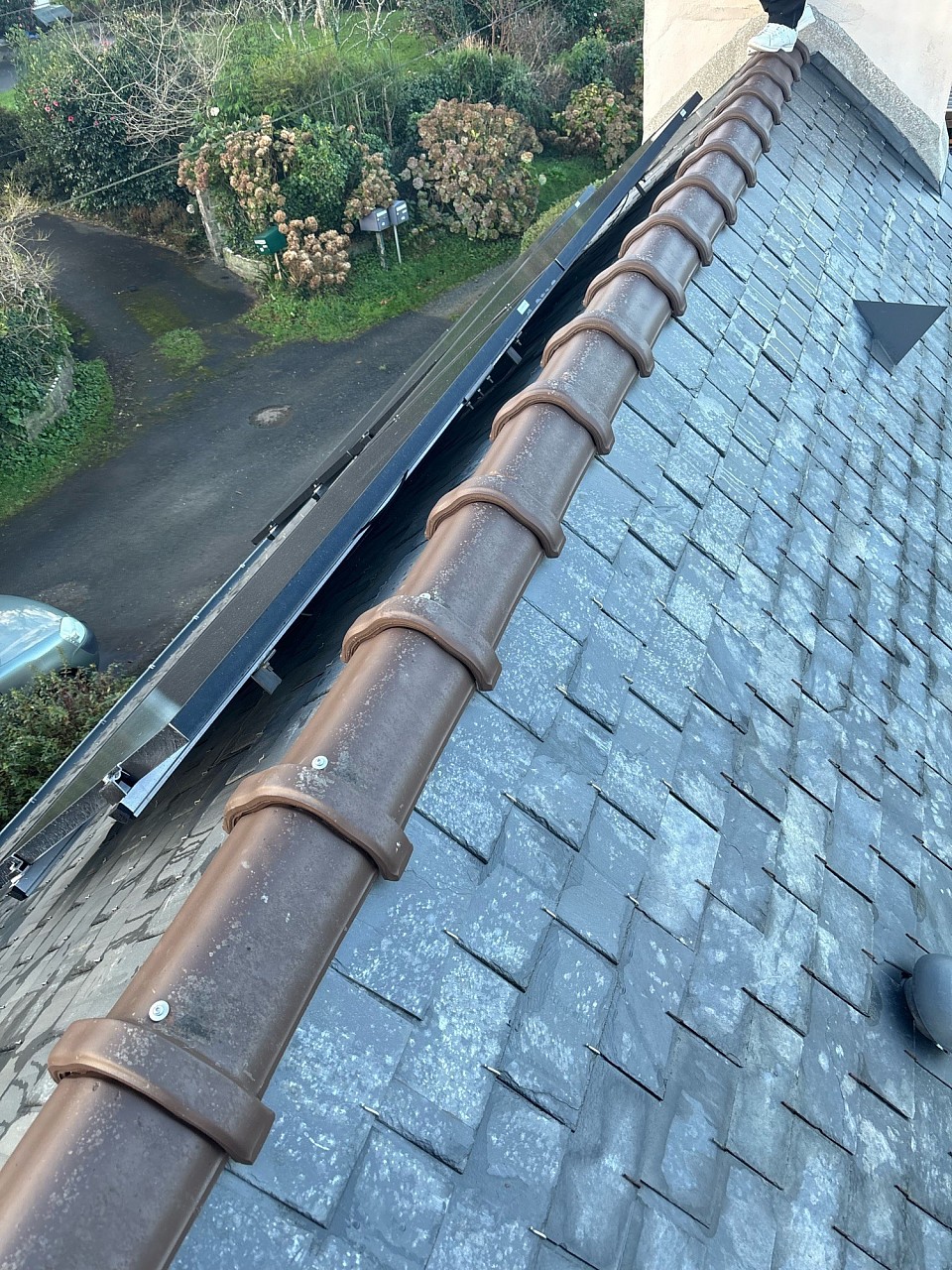 Nous réalisons vos travaux de rénovation, à Quimper et sa région. Rénovation de votre toiture, pose de vélux ,  pose, remplacement de vos gouttières,  démoussage , nettoyage de toiture, ravalement de vos murs.